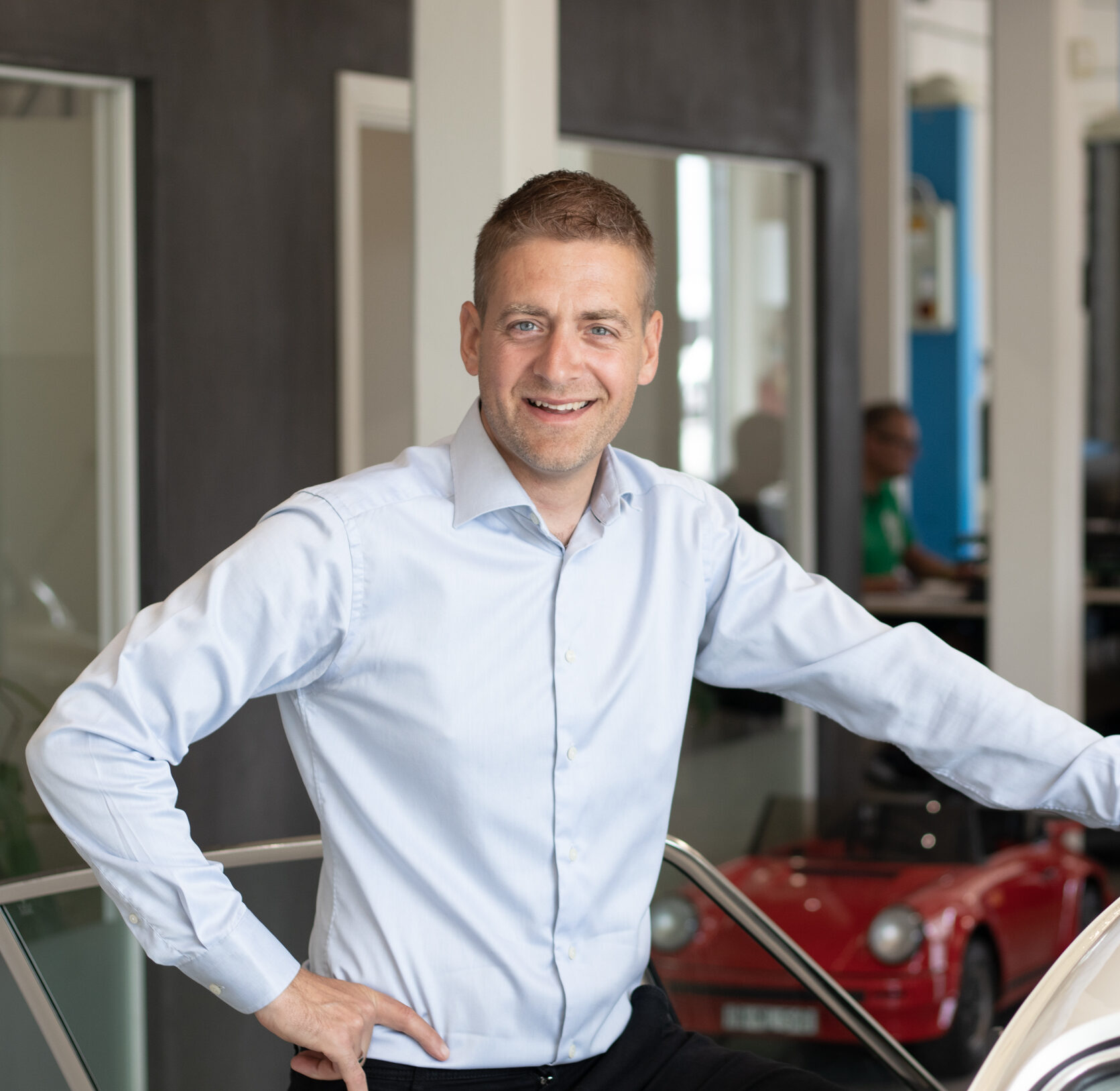 kim mikkelsen står foran porscher