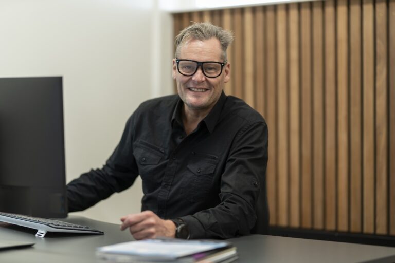 Michael sidder ved sit skrivebord