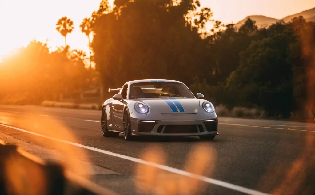 Supercar Porsche 911 GT3 solnedgang