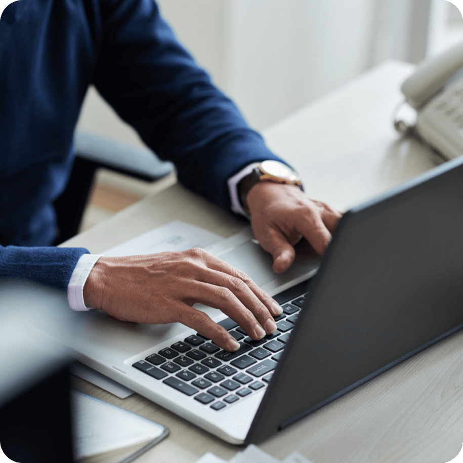 mand taster på computer