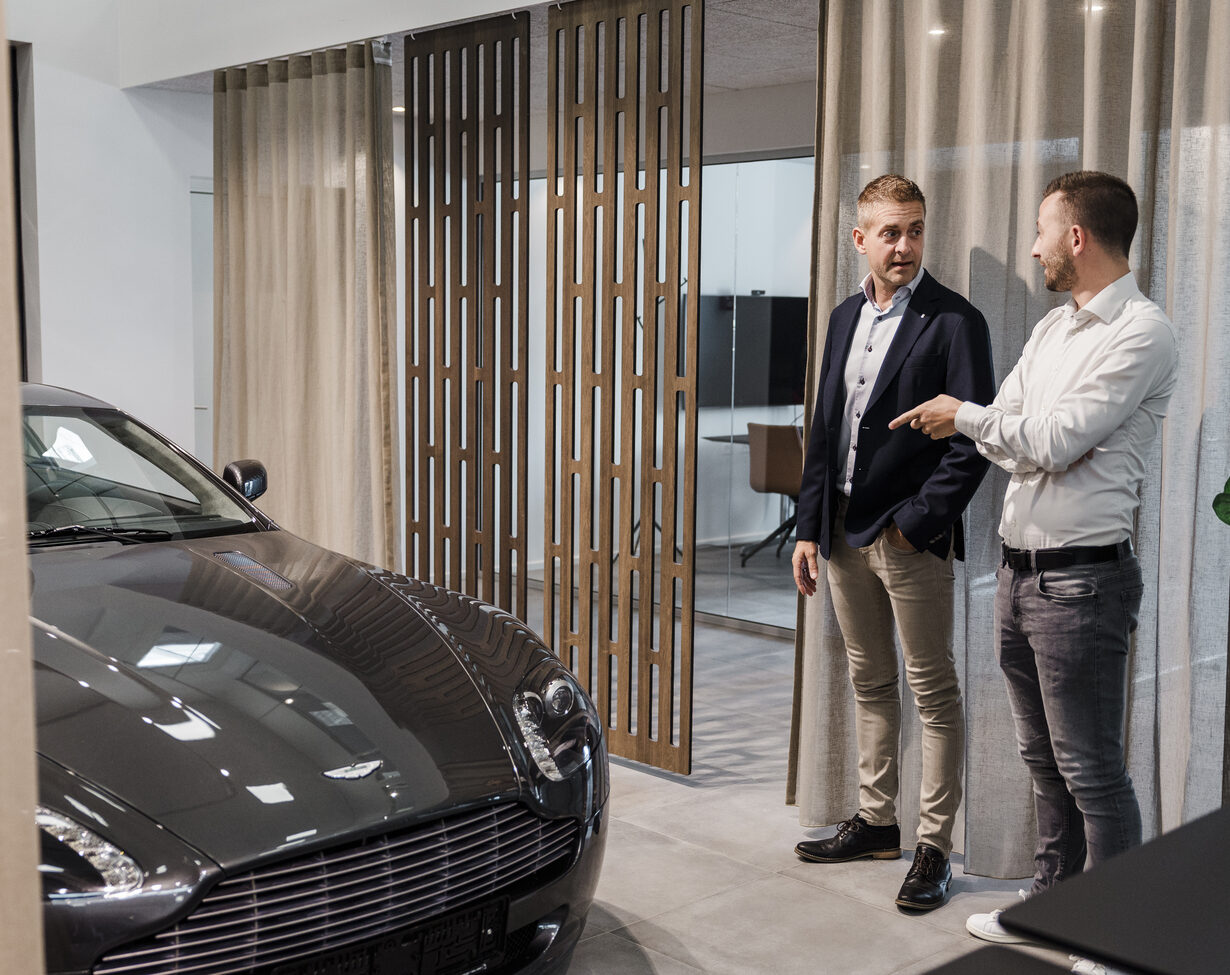 nicklas eriksen og kim mikkelsen taler om aston martin